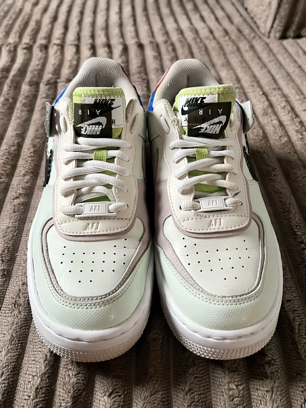 Nike women de Mint Green, Blue & Maroon Low Top Sneakers